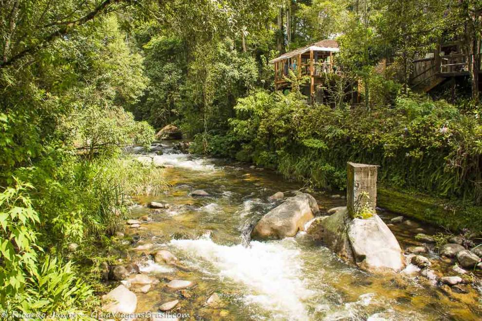 Imagem de uma queda d` água  na Vila de Maringá em Viconde de Mauá.